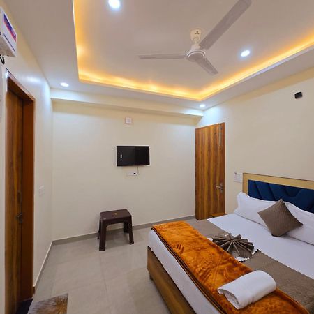 Hotel Blu Plaza Ґурґаон Екстер'єр фото