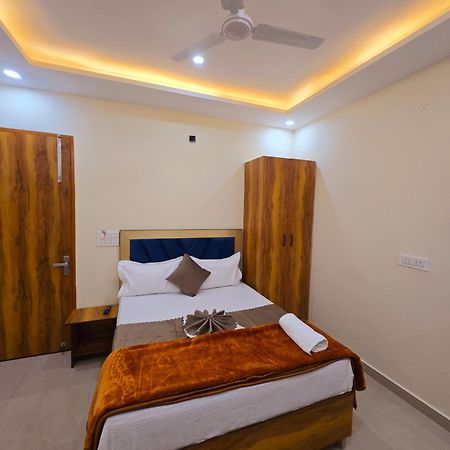 Hotel Blu Plaza Ґурґаон Екстер'єр фото