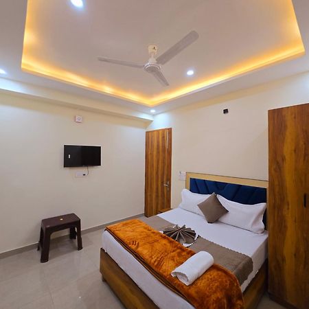 Hotel Blu Plaza Ґурґаон Екстер'єр фото
