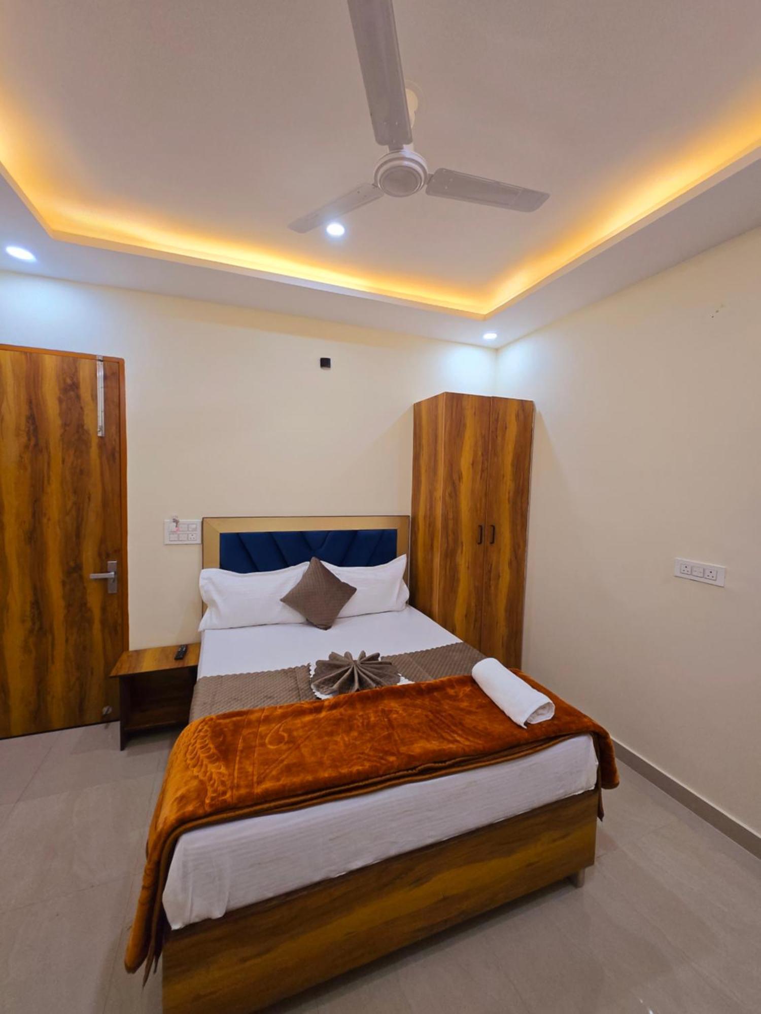 Hotel Blu Plaza Ґурґаон Екстер'єр фото